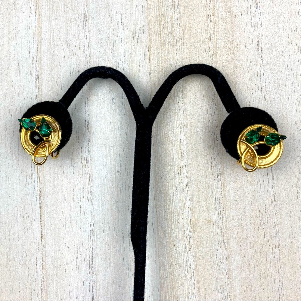 Vintage signed ART green rhinestone screw back earrings gold tone